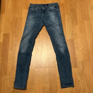 Blå Replay jeansbyxor  - Säljer ett par blå skinny jeans från Replay i klassisk tvätt. Byxorna har fem fickor, dragkedja och knapp framtill samt Replay-logga på fickan. Perfekta för dig som gillar en tight passform och stilren look. Kom dm om ni har några frågor o funderingar🙌🤩
