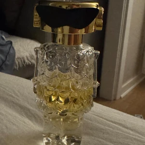 Paco Rabanne Fame Parfum - Säljer denna då den inte kommer till använding längre. Den är i 30 ml och det är hälften kvar, så det är 15 ml i den. Det är den svarta flaskan, men den ser ut såhär i 30 ml.