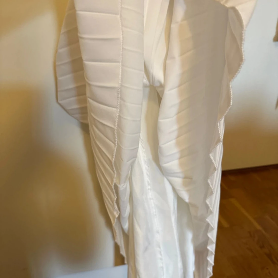 Vit plisserad långklänning med knyt i nacken - 2