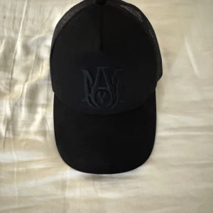 Amiri logo trucker keps/hat - Svart keps från Amiri AM loho med broderad logotyp framtill.