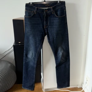 Nudie Jeans - Säljer ett par snygga nudie jeans i mycket bra skick, använda ett fåtal gånger, kom privat om ni har frågor eller funderingar!