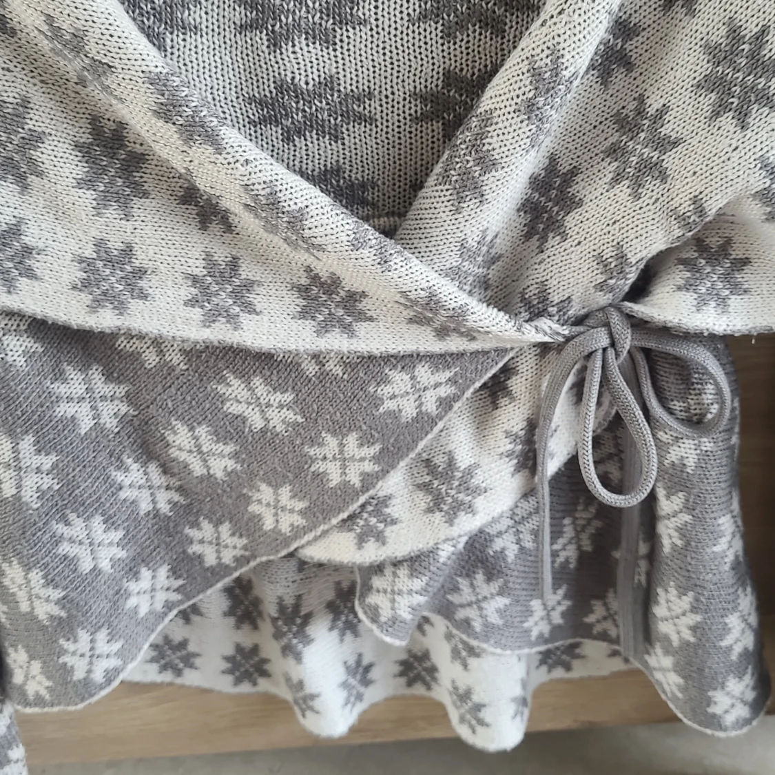 Gråvit omlottkofta med snöflingemönster från KappAhl - 2