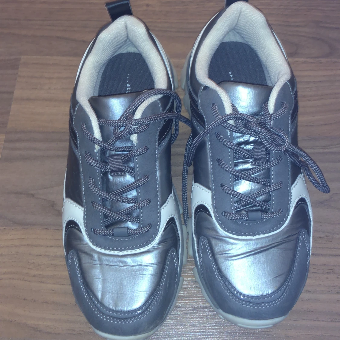 Grå och vita sneakers