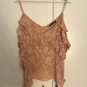 Rosa topp - Super fin volang topp från Zara! Storlek S💞använd fåtal ggr så inga defekter!