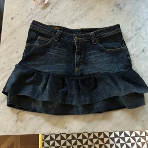 Jeanskjol med volang från Lee🩷💛 - Cool Mörkblå jeanskjol av Leejeans med volang nertill. 🩷liten söm som gått upp på sidan men fixas lätt