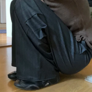 Kostymbyxor weekday - Coola lågmidjade kostymbyxor från weekday🌺 Prislapp kvar, aldrig använt!