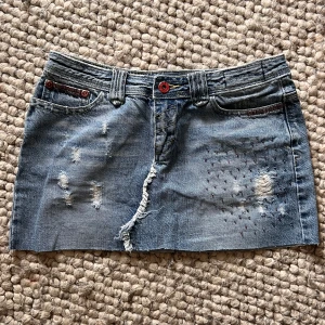 Lågmidjad jeanskjol med detaljer  - W 27 så ungefär Xs-S