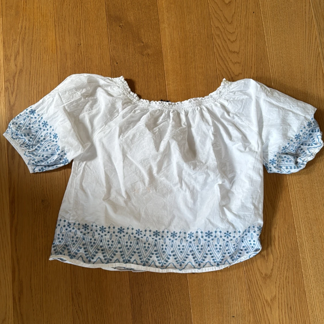 Vit blus med blått mönster - 1