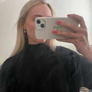 Svart polotröja - Säljer en svart polotröja från Carin Wester. Nyskick och i storlek XS. Kan stylas till mycket!💞bara att skriva ifall frågor!