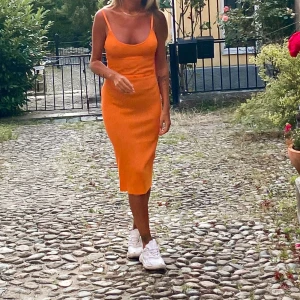 Orange klänning - Från nakd. Kan delas till topp och kjol.