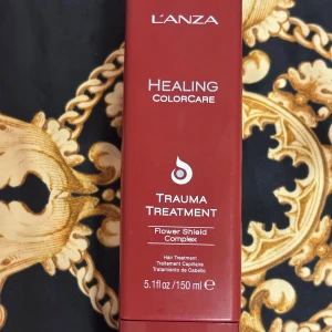L'ANZA hårcreme - L'ANZA Healing Colorcare Trauma Treatment är en hårbehandling med Flower Shield Complex som skyddar och återställer färgbehandlat hår. Kommer i en röd plastflaska på 150 ml. Perfekt för dig som vill bevara färg och ge håret extra vård. Cirka hälften kvar eller mer. L'ANZA Healing Colorcare Trauma Treatment är superbra för mycket skadat hår såsom färgat hår. Formulan är dryg och mycket effektiv. Kan även blandas ner i färg som ett mer ekonomiskt alternativ till Olaplex (jag är frisör). 