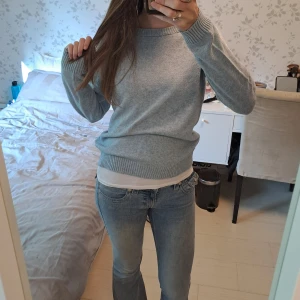 Ljusblå stickad tröja från VILA❤️ - Säljer en mysig ljusblå stickad tröja från VILA❤️. Tröjan har rund halsringning, långa ärmar och ribbade muddar vid ärmslut och nederkant. Perfekt för lager-på-lager och enkel att matcha med jeans eller kjol. 