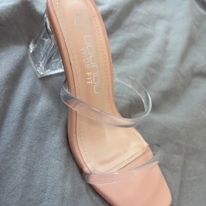 Transparenta klackskor - Brand new high heels, never worn – super pretty! I bought several different pairs about two months ago and decided to keep a different one. The return period expired, so I’m selling these. Bought for 267 SEK, currently listed on Boohoo’s website for 243 SEK – I’m selling them for 99 SEK.      Helt oanvända klackskor, superfina, köpte flera olika för cirka 2 månader sen och behöll ett annat par. Tiden för retur gick ut och därför säljer jag dessa.Köpta för 267 kr, säljes för 99 kr