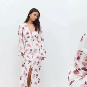 Söker denna klänning - Söker denna klänning helst inte allt för dyr