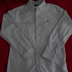 Ralph Lauren ljusblå skjorta  - Klassisk ljusblå skjorta från Ralph Lauren. Passar  perfekt för jeans. Den är typ ny, har inga defekter eller fläckar. Storlek: S men passar M.