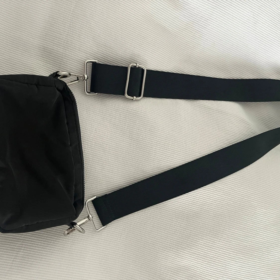 Svart axelväska med bred rem - 2