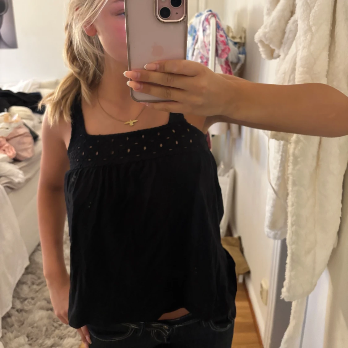 Svart ärmlös linnetopp med broderi - 2