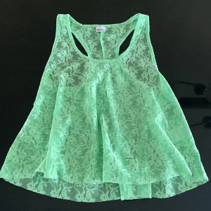 Grön spetstopp - Grön spetstopp från Gina. 