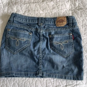Jeanskjol - Jätte snygg jeanskjol från Paris Hilton. Den är i bra skick och har blivit använd ca 3 gånger. säljer den eftersom jag inte använder den. Passar mig som är 165❤️