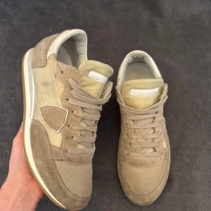 Beigea Philippe Model Paris TRPX herr skor strl 42 - Tvärfeta beigea Philippe Model Paris TRPX herrskor | strl 42 | nypris 3000kr | skick 8,5/10, enda tydliga defekten är märket på ena hälen, se bild 5 | postas inom 24 timmar | HLselling