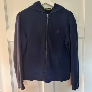 Marinblå hoodie från Polo Ralph Lauren - Snygg hoodie från polo Ralph lauren som har används fåtal gånger. Den är i barn stolek men skulle säga att den passar XS. Pris kan diskuteras❣️