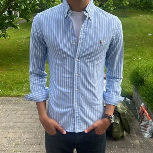 Ralph Lauren skjorta -  Snygg Ralph Lauren skjorta storlek s slim fit, passar 173-183 ca😇. Köper du fler skjortor får du paketpris, följ för mer😃