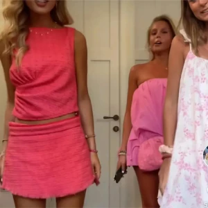 Rosa kortkjol med struktur - SÖKER DETTA SETTET FRÅN ZARA SKRIV YILL MIG!!!!!Säljer en snygg rosa kortkjol med strukturerat tyg och lätt fransad nederkant. Kjolen har en figurnära passform och är perfekt för dig som gillar färg och vill sticka ut. Matcha med en topp i samma färg för en komplett look!