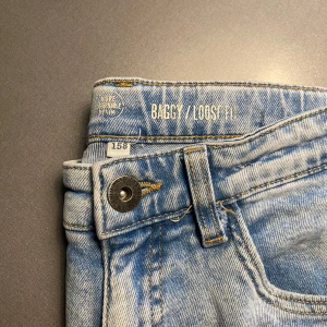 Jeans  - Säljer nu dessa loose jeans från Kappahl i st 158, loose, bara höra av er vid frågor eller funderingar😝