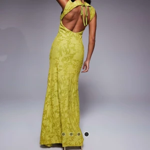 Grön maxiklänning med öppen rygg - Supersnygg långklänning me spetsmönster och en urelegant öppen rygg. Slutsåld, aldrig använd och lapparna kvar!! Perfekt till bröllop, sommarfester, bal etc.