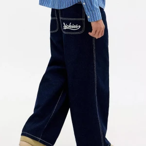 Mörkblå wide jeans från Dickies - Säljer ett par mörkblå jeans från Dickies med bred passform och kontrastsömmar. Byxorna har stora bakfickor, varav en med Dickies-logga broderad i vitt. Klassisk denimkänsla och riktigt skön loose fit. Oanvända pga fel storlek.