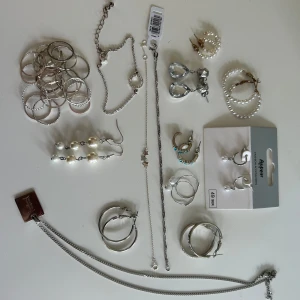 Smycken - Armband, ringar, halsband, örhängen. Säljer billigt!! Säljer allt eller separat❤️