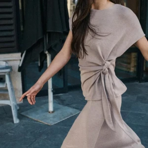 Topp med knyt - Säljer en beige topp från Zara med korta ärmar och snygg knytdetalj i sidan. ❣️