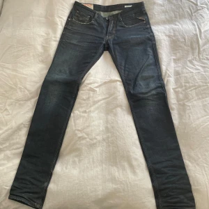 Replay anbass - Säljer mina replay anbass i mörkblå färg || nypris 1200 || skick 8/10 sparsamt använda || hör av dig vid övriga frågor;)