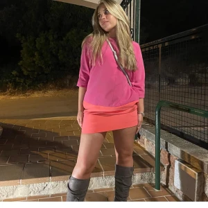 Klänning - Säljer denna as coola klänning från ellos som är använd Max 3 gånger. Dragkedja på bajsidan och små fickor som inte syns men som gör den ännu coolare. Älskar denna klänning men tyvärr sitter den inte lika bra på mig längre. Går inte att hitta eller köpa längre. Så snygg när man är brun!!!