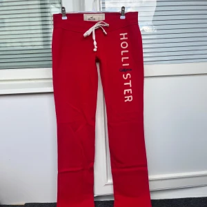 Lågmidjade mjukisbyxor - Supersnygga och mysiga lågmidjade mjukisbyxor från Hollister, de är i mycket bra skick! Endast lite smutsiga vid benslutet😇💓 De är 37cm rakt över midjan, 17,5cm grenhöjd, 18,5cm rakt över benöppningen och 79cm innerben💓