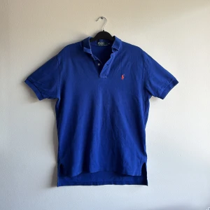 Ralph Lauren - Blå pikétröja från Ralph Lauren. 100% bomull. Storlek M. Mycket bra skick, hör av dig vid funderingar! /Isidor