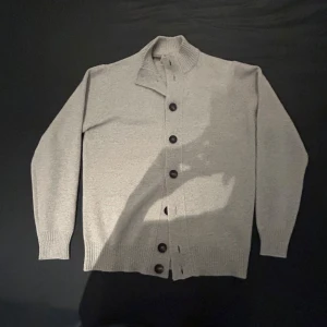 Ljusgrå kashmirkofta från Filippo De Laurentiis - Säljer en exklusiv ljusgrå kofta i kashmir från Filippo De Laurentiis. Koftan är helt ny och aldrig använd ny pris är 3400 mitt 1500. Storlek 50 