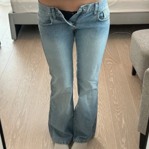 Ljusblå lågmidjade  jeans  - Säljer ett par söta ljusblåa bootcut jeans med låt midja från Redstar💗 midjemått: 35 cm.  Innerbenslängd: 80 cm grenhöjd: 18 cm. Benvidd nertill: 25 cm 