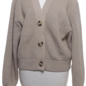 Beige stickad kofta med knappar - Stickad tröja från hm, jag säljer för att den har fått lite färg på armen därför mycket billigare pris 