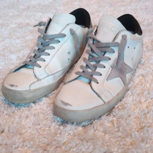 Vita sneakers från Golden Goose med grå stjärna - Golden goose i mycket bra skick⚡| Storlek: 40 endast skor ingår | dma vid flera frågor💭         Frakt inom 3-4 arbetsdagar | fraktas med postnord📦 och instabox🙌 | priset är ej i hugget. 