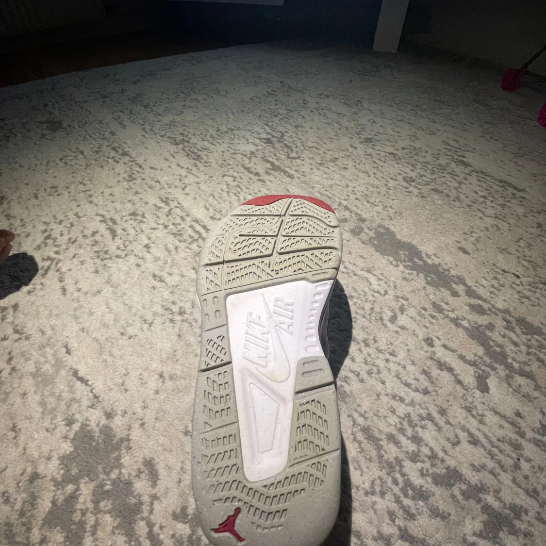 Svarta Nike Air Jordans med röda detaljer - 3