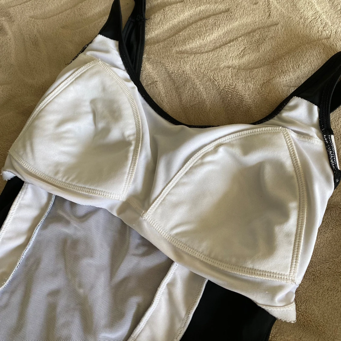 Svart baddräkt med vita detaljer - 2