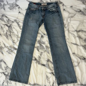 Vintage Guess jeans - Skit snygga lowwaits bootcut jeans från Guess. Säljer eftersom de är på gränsen till för små för mig. Storlek 28, midjemått 38-39 cm, innerbenslängd 79 cm. Materialet är inte stretchigt. 💓