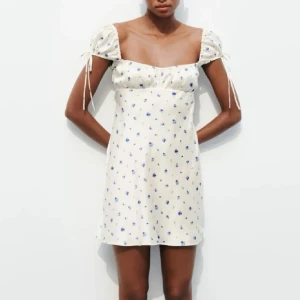 Mini blommig klänning  - Säljer denna så himla fina, eftertraktade klänningen från Zara. Miniklänning i siden med fina blommor på. Perfekt till sommaren💕