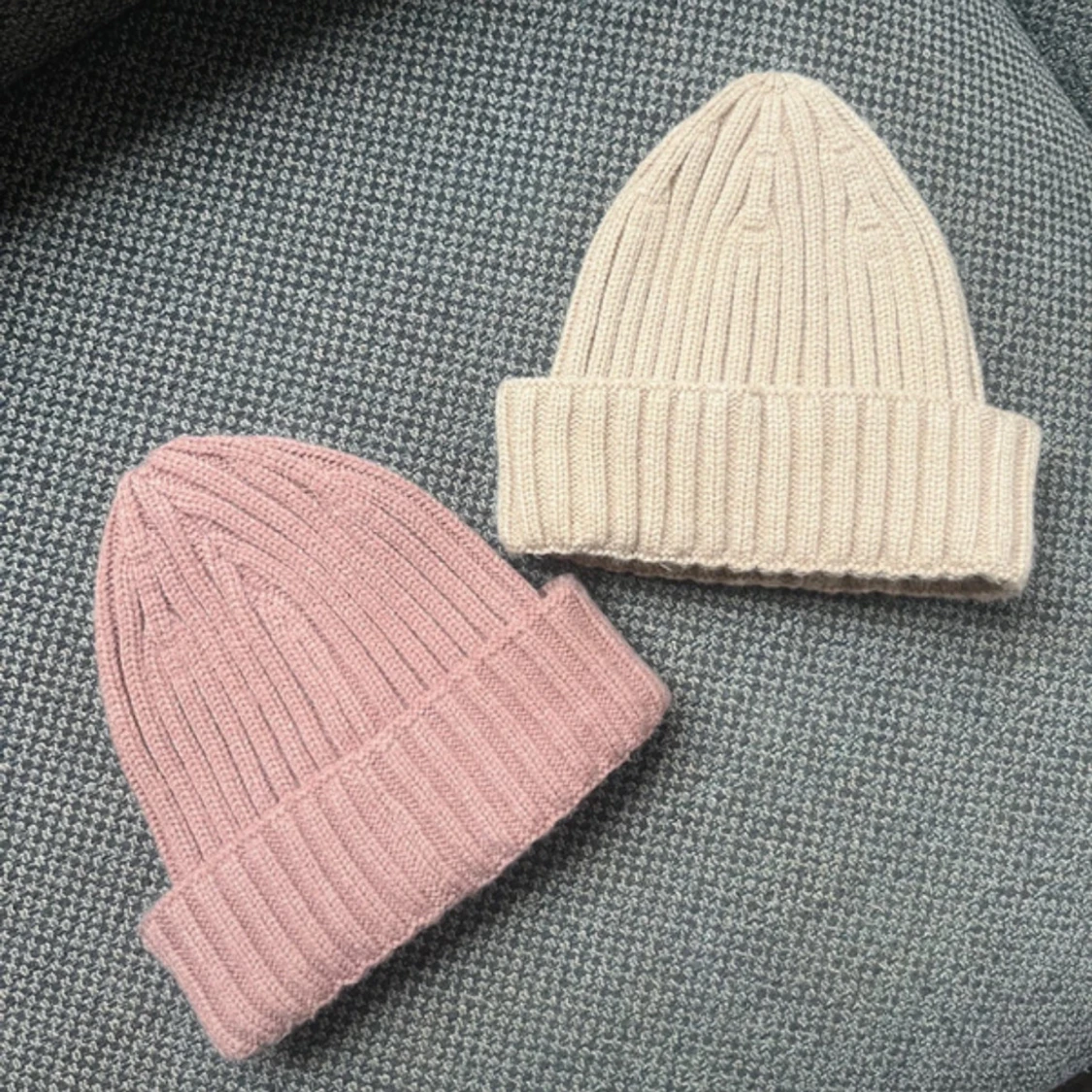 Två ribbstickade mössor i rosa och beige - 2