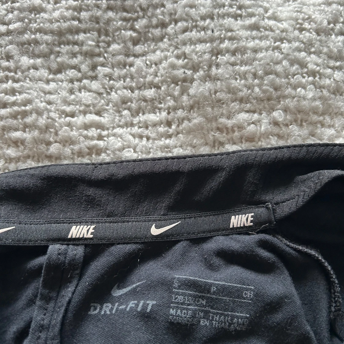 Svart Nike half zip tröja med guldtryck - 1