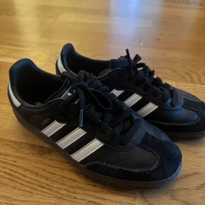 Adidas Samba svarta sneakers - Klassiska Adidas Samba sneakers i svart skinn och mocka. Storlek 38, något använda men fortfarande väldigt bra skick. 