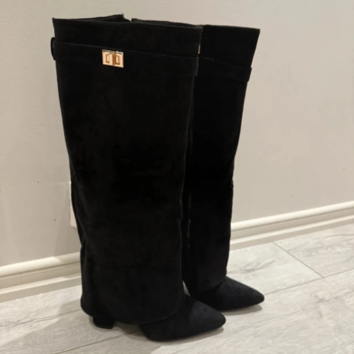 Svarta mockastövlar med gulddetalj - 2