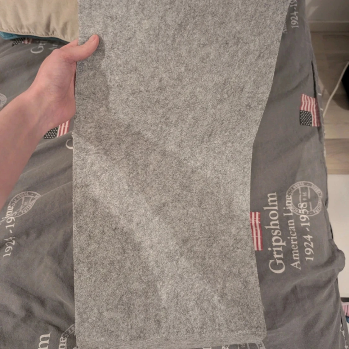 Grå filtad förvaring att hänga på sängen eller rliknande - 2