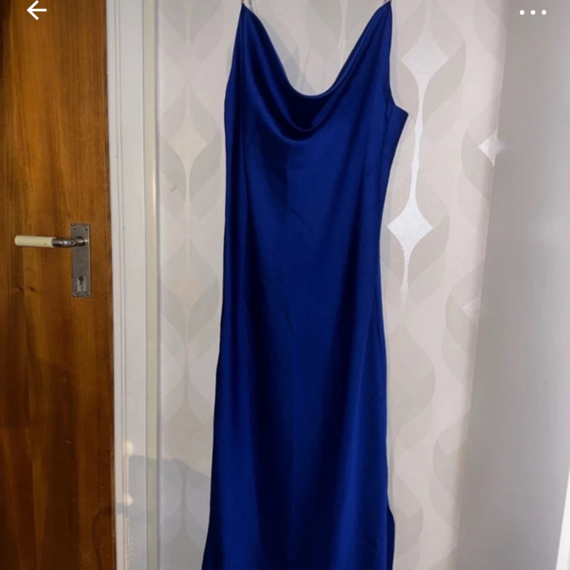 Blå långklänning med smala axelband - 2